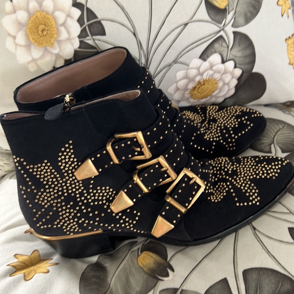 CHLOÉ Susanna short/ ankle boots with gold studs Black Suede